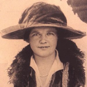 A sepia photograph of Viscountess Rhondda in a broad-rimmed hat