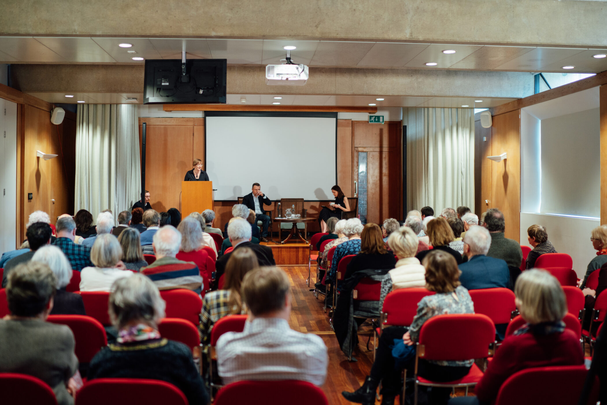 The audience in the Flora Anderson Hall are enraptured by Catherine Royle as she speaks at the 2023 Somerville Association Spring Meeting. Photo (c) Oxford Atelier
