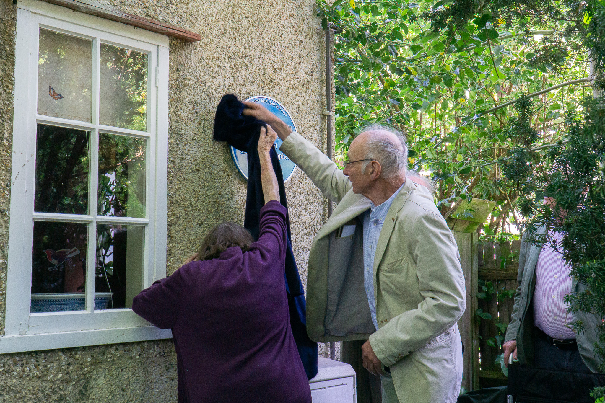 Peter Conradi and Audi Villiers Bayley unveil the plaque to Iris Murdoch at 30 Charlbury Road.