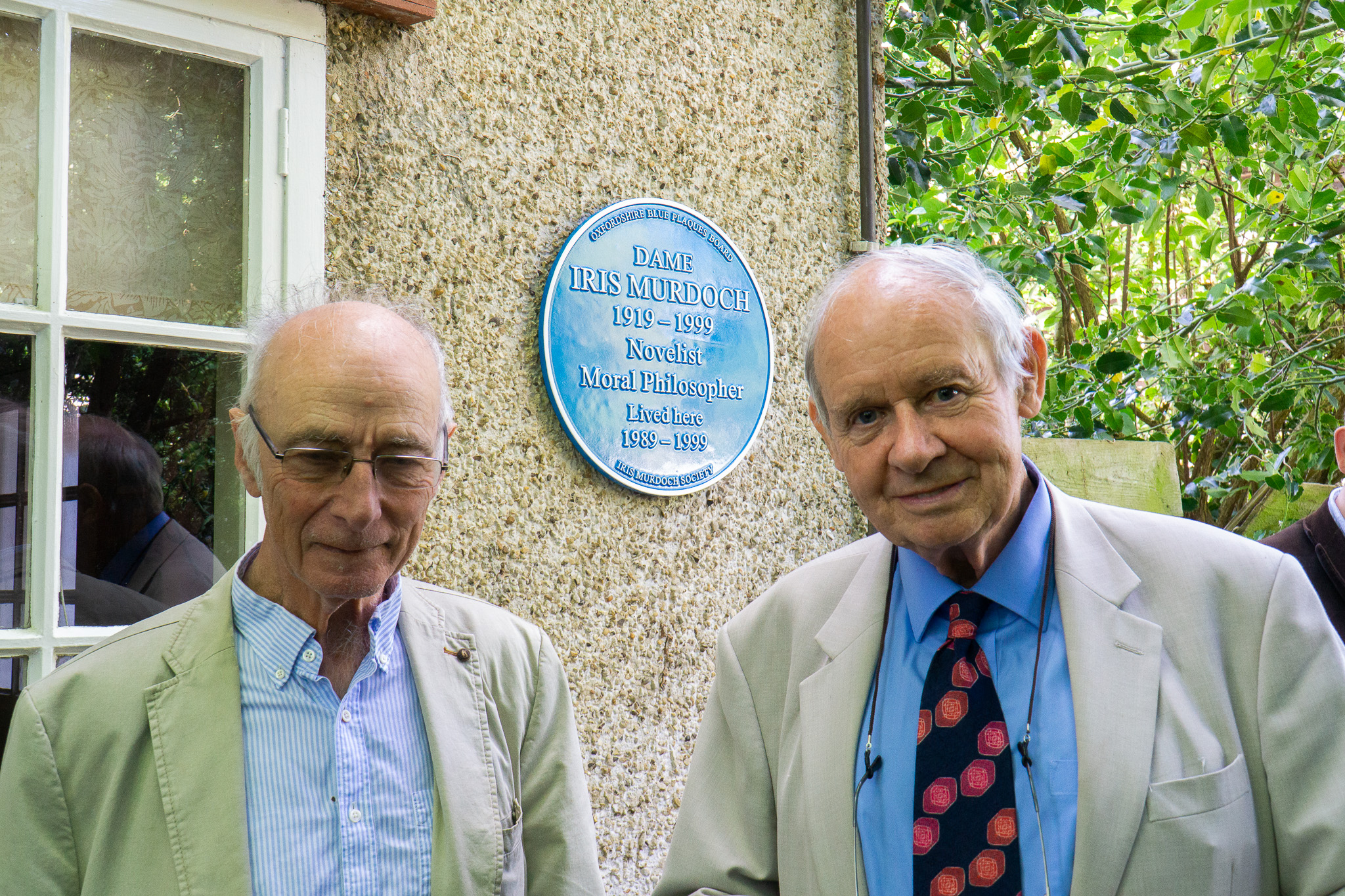 Peter Conradi and Chair Robert Evans Murdoch blue plaque