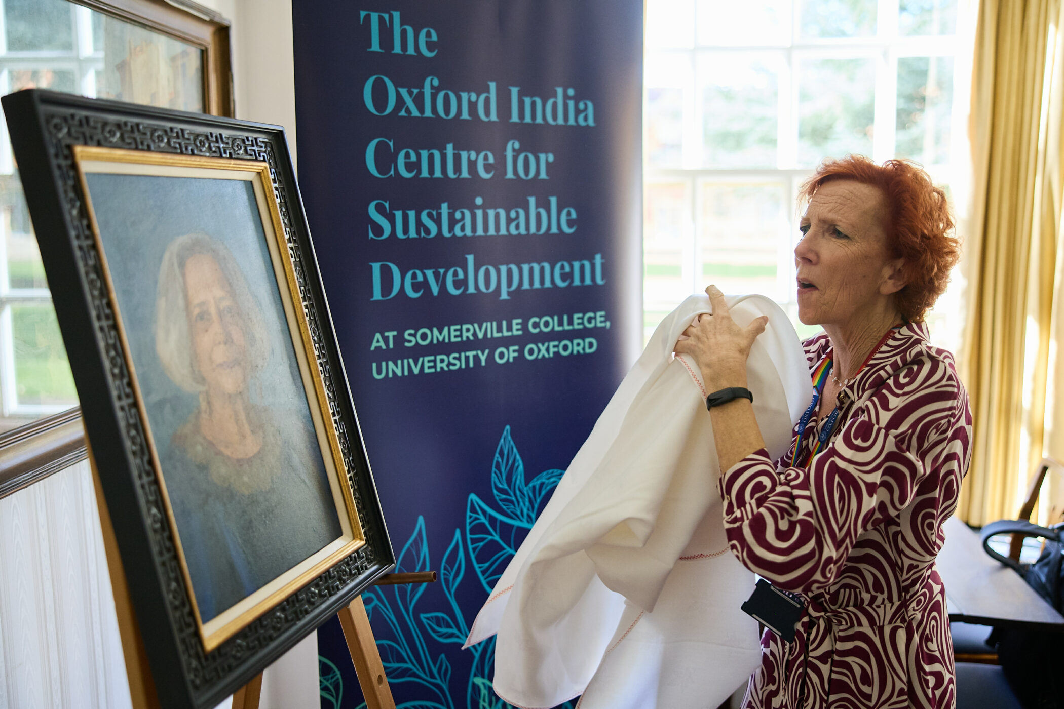 Principal Jan Royall unveils the new portrait of Dr Piramal by Rosalie Watkins