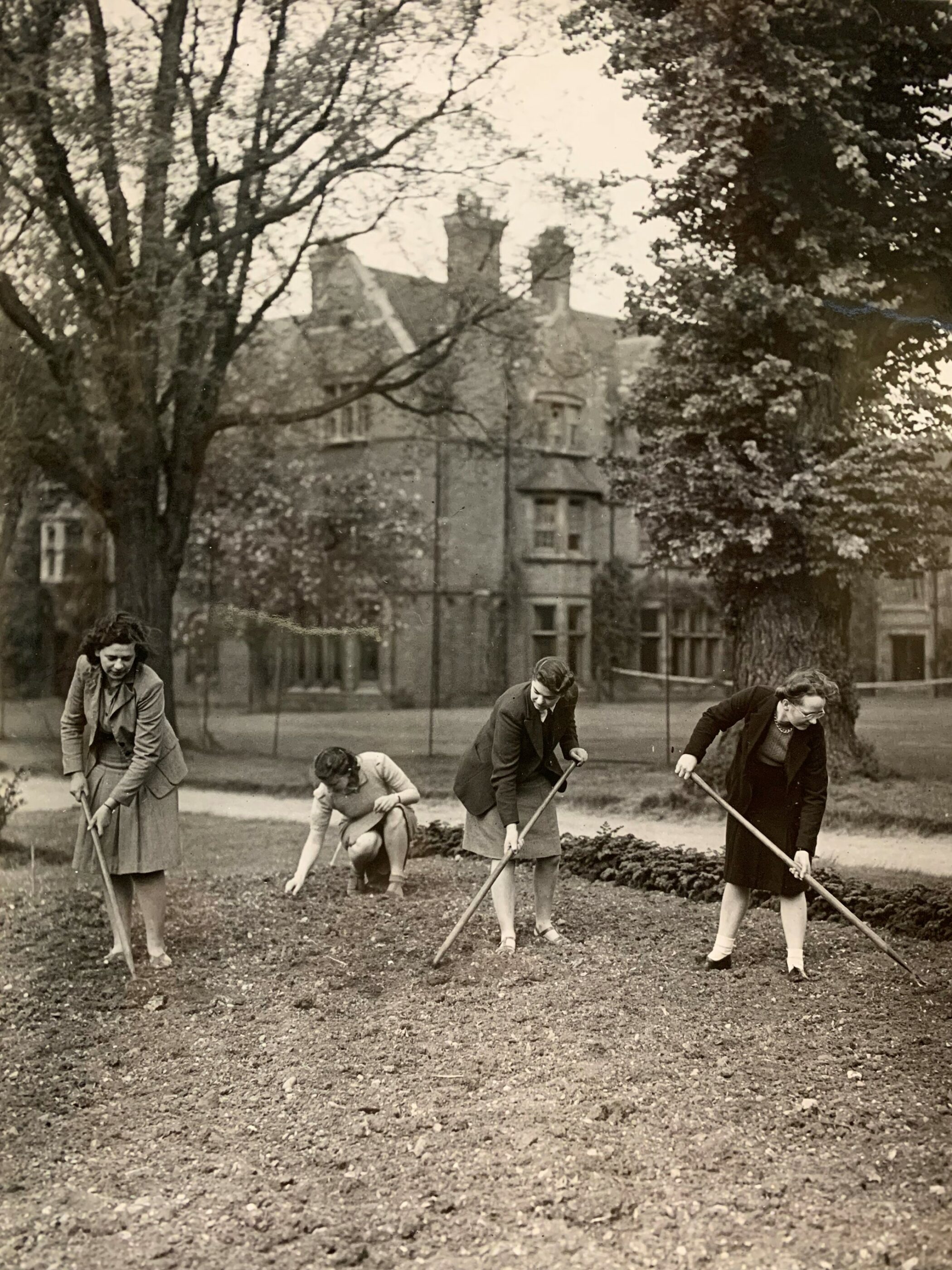 Somerville students dig for victory during World War Two